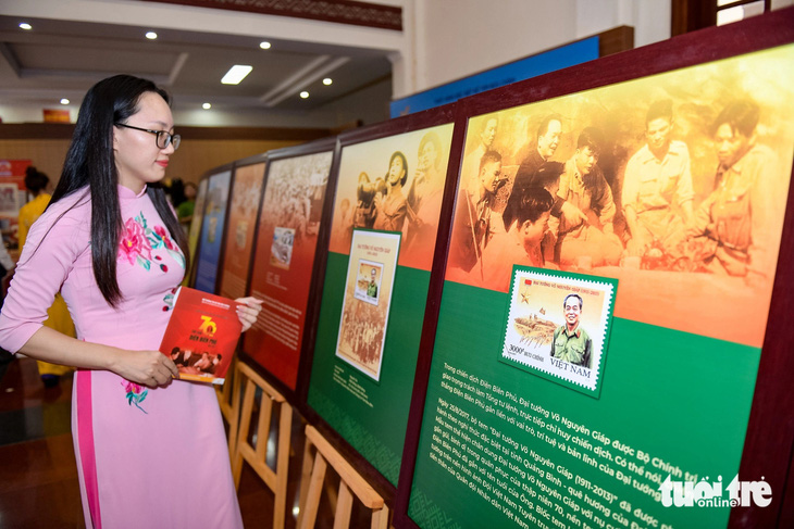 Người xem triển lãm những bộ tem kỷ niệm Chiến thắng Điện Biên Phủ - Ảnh: NAM TRẦN