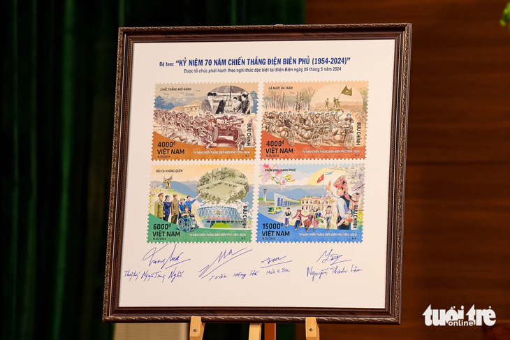 Bộ tem kỷ niệm 70 năm Chiến thắng Điện Biên Phủ cùng chữ ký của các đại biểu - Ảnh: NAM TRẦN