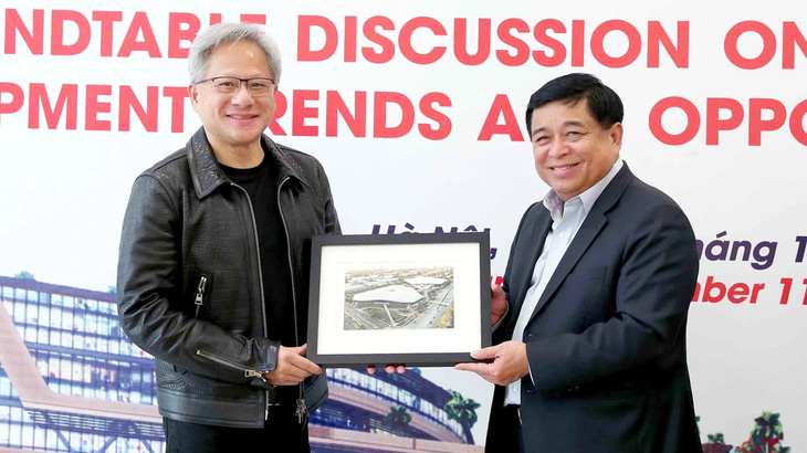 Ông Jensen Huang (trái) và Bộ trưởng Nguyễn Chí Dũng trong chuyến thăm của CEO Nvidia tới Việt Nam mới đây - Ảnh: NIC