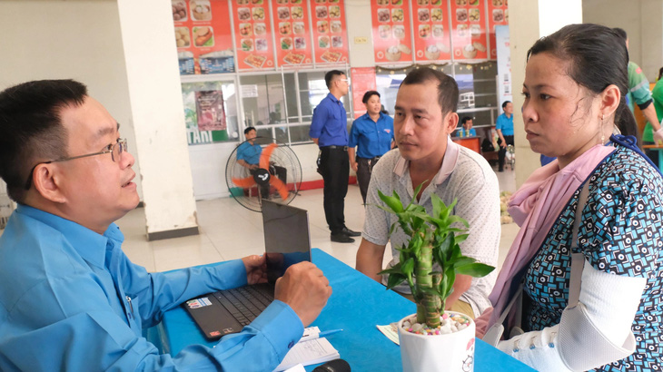 Công nhân Nguyễn Thị Hồng Tâm bị tai nạn lao động đến nhờ Trung tâm Tư vấn pháp luật (Liên đoàn Lao động TP.HCM) tư vấn các chính sách cho công nhân bị tai nạn - Ảnh: VŨ THỦY