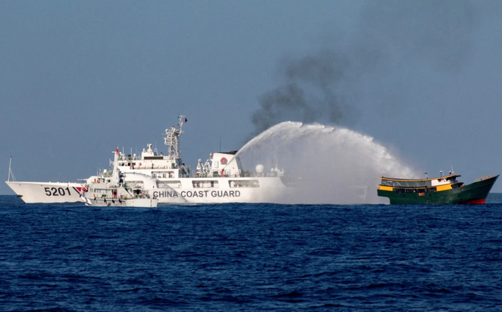 Hải cảnh Trung Quốc phun vòi rồng vào một tàu tiếp tế của Philippines đang trên đường đến bãi Cỏ Mây hồi tháng 3-2024 - Ảnh: REUTERS