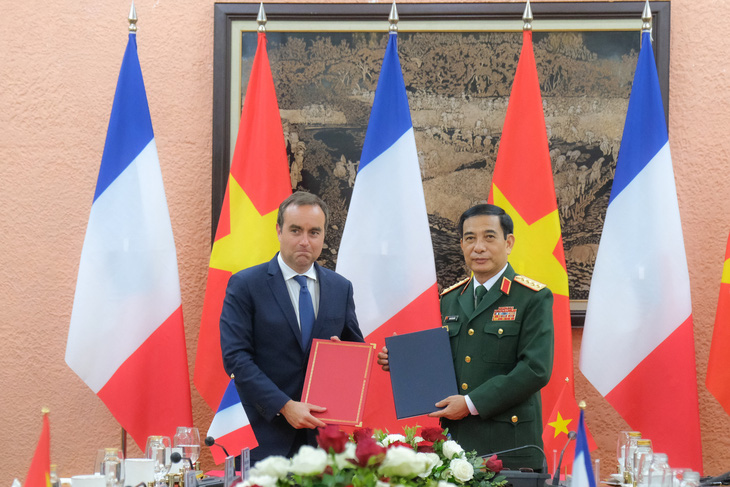 Bộ trưởng Bộ Quân đội Pháp và Bộ trưởng Bộ Quốc phòng Việt Nam ký ý định thư về tăng cường hợp tác quốc phòng - Ảnh: HÀ QUÂN