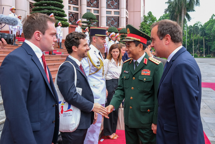 Bộ trưởng Bộ Quân đội Pháp Sébastien Lecornu giới thiệu đoàn công tác với đại tướng Phan Văn Giang - Ảnh: HÀ QUÂN