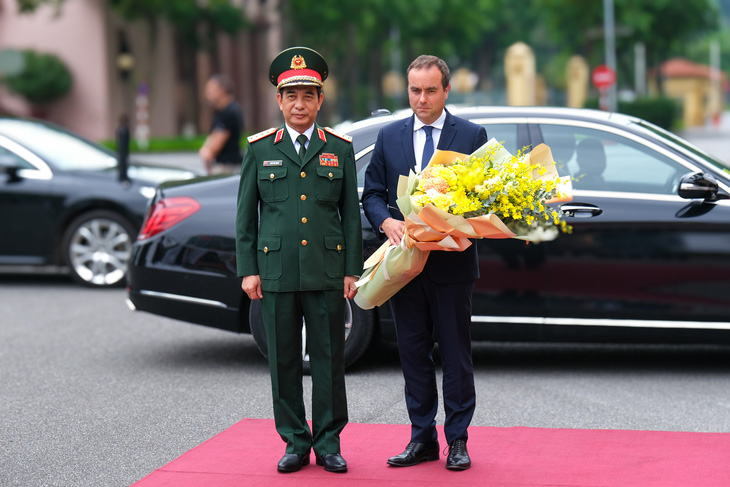 Đại tướng Phan Văn Giang tặng hoa chúc mừng Bộ trưởng Bộ Quân đội Pháp Sébastien Lecornu - Ảnh: HÀ QUÂN