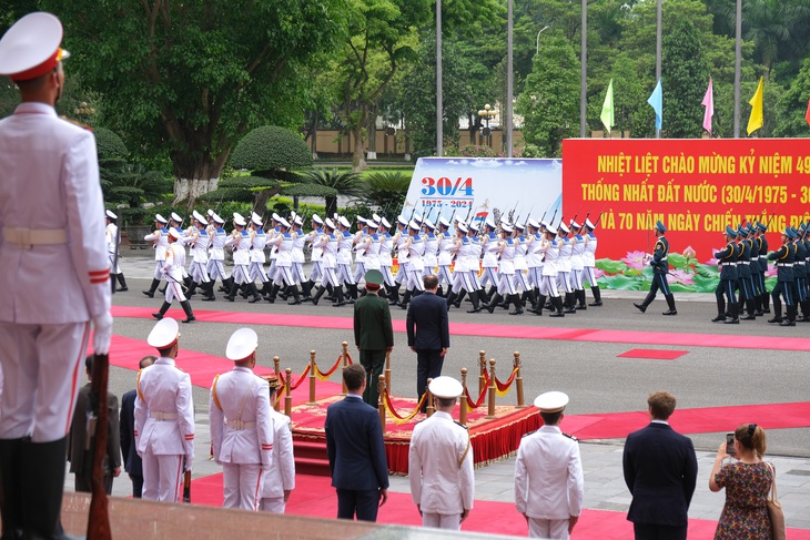 Hai bộ trưởng tham dự duyệt binh tại trụ sở Bộ Quốc phòng - Ảnh: HÀ QUÂN