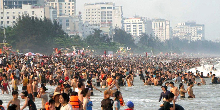 Bãi biển Sầm Sơn (Thanh Hóa) đông nghẹt du khách dịp 30-4 năm nay - Ảnh: HÀ ĐỒNG