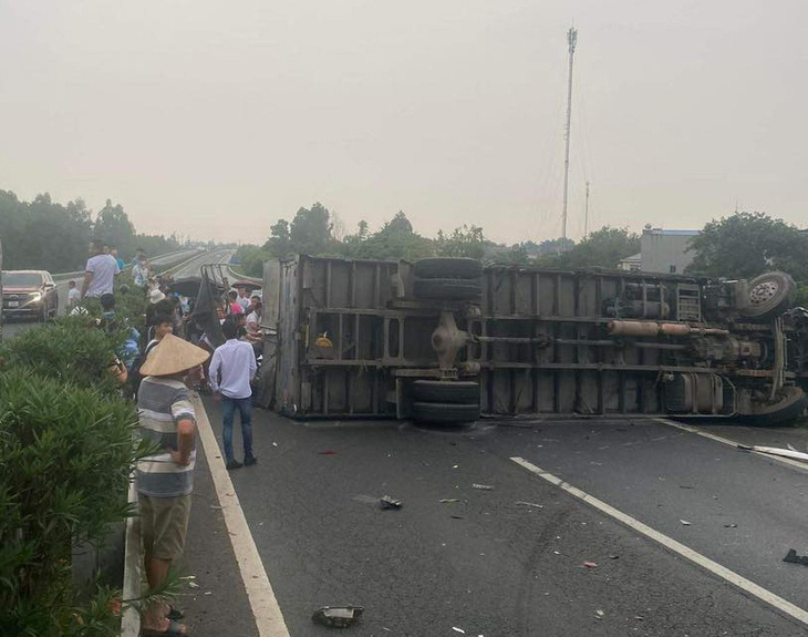 Hiện trường vụ tai nạn liên hoàn trên cao tốc Nội Bài - Lào Cai - Ảnh: HỒNG QUANG