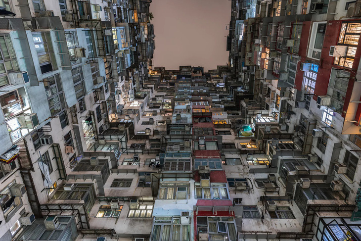 Những cục máy lạnh lắp đặt gần như ở 100% các căn hộ thuộc một tòa chung cư tại Hong Kong đang hoạt động hết công suất trong những ngày nắng nóng kỷ lục bao trùm nhiều khu vực của châu Á. (Dale De La Rey/AFP)