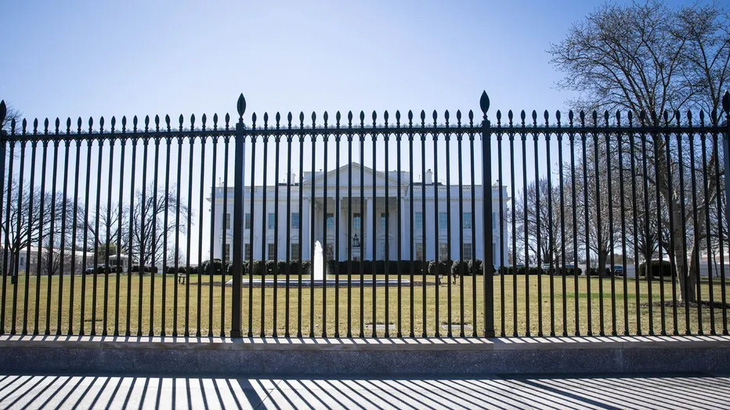 Từng có nhiều vụ đâm xe vào cổng Nhà Trắng, nên hàng rào đã được nâng cấp vào năm 2020 - Ảnh: FOX