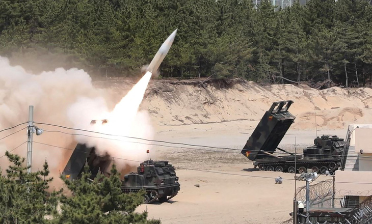 Hệ thống tên lửa chiến thuật lục quân (ATACMS) khai hỏa - Ảnh: AFP