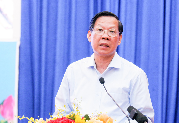 Chủ tịch UBND TP.HCM Phan Văn Mãi báo cáo phương án xây dựng đường vành đai 4 - Ảnh: T.X.