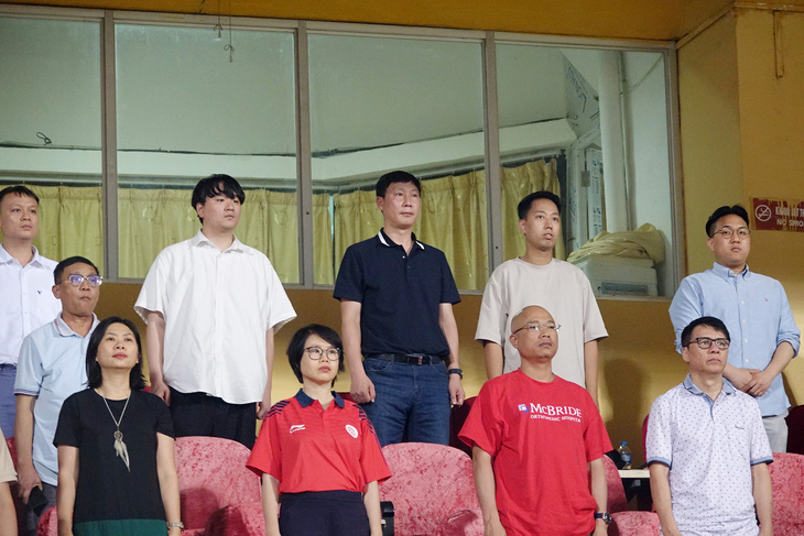 HLV Kim Sang Sik (áo đen, hàng trên cùng) được hỗ trợ bởi 3 trợ lý cá nhân cùng cán bộ VFF dự khán trận đấu - Ảnh: HOÀNG TÙNG