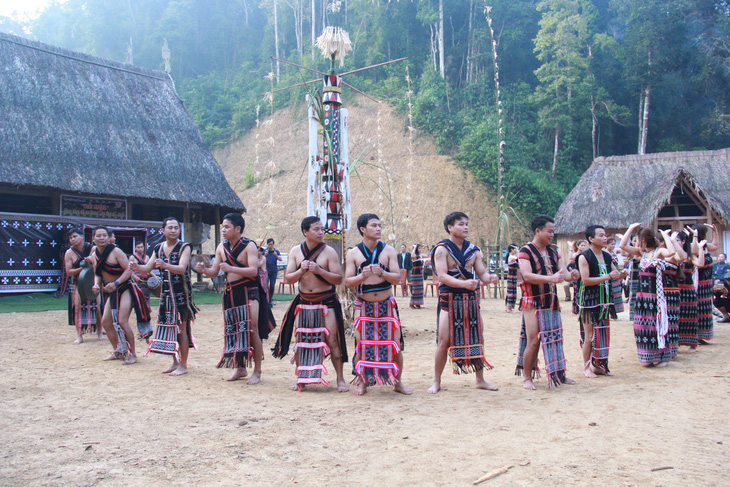 Người dân Cơ Tu ở Tây Giang biểu diễn điệu múa truyền thống trong lễ hội Tạ ơn rừng được tổ chức hằng năm - Ảnh: B.D.