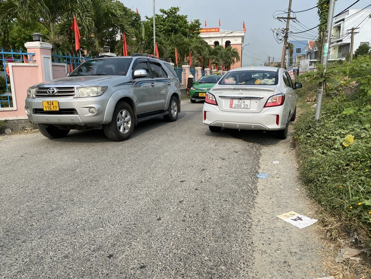 Xe ô tô đi đường vòng né thu phí ở thị xã Điện Bàn - Ảnh: B.D.