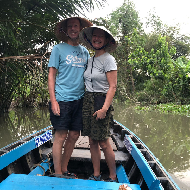 Vợ chồng Karen Mason trong chuyến du lịch Việt Nam vào tháng 3-2024 - Ảnh: NVCC