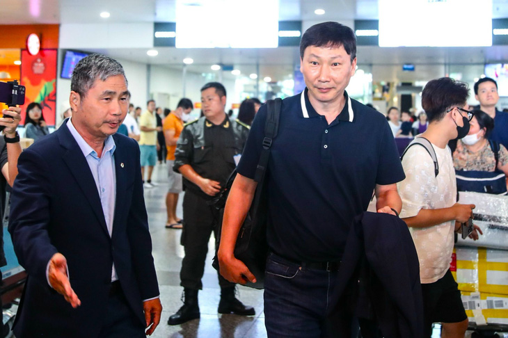 Tổng thư ký VFF Dương Nghiệp Khôi đón ông Kim tại sân bay - Ảnh: MINH ĐỨC