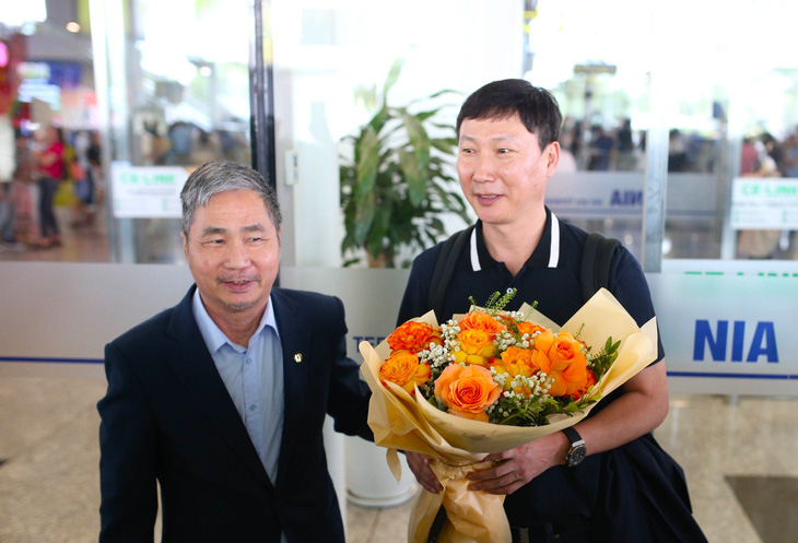 Ông Khôi tặng hoa chúc mừng tân HLV trưởng đội tuyển Việt Nam - Ảnh: MINH ĐỨC