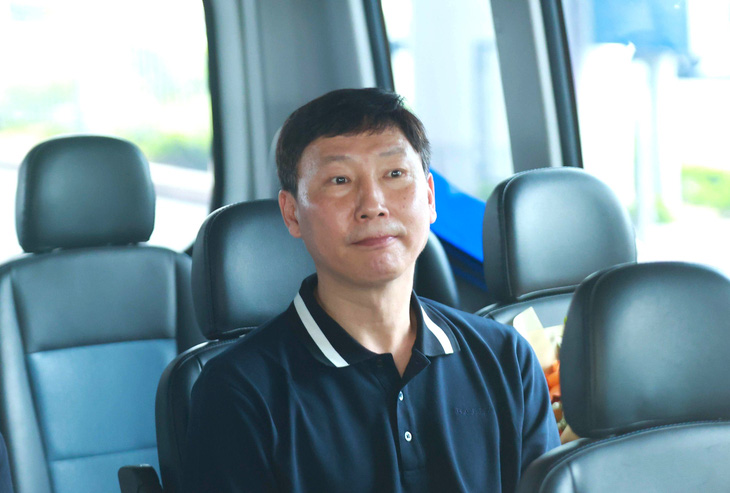 Ông Kim Sang Sik lên xe do VFF bố trí rời sân bay Nội Bài để về nhà riêng - Ảnh: MINH ĐỨC