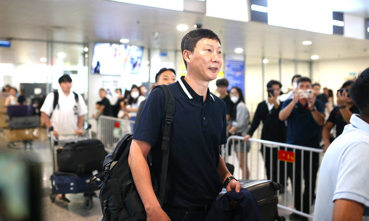 Ông Kim Sang Sik có mặt tại sân bay Nội Bài chiều 5-5 - Ảnh: MINH ĐỨC