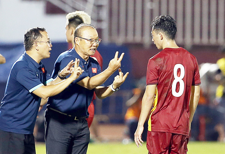 Trợ lý Lê Huy Khoa (bìa trái) cùng HLV Park Hang Seo trong một trận đấu - Ảnh: N.K.