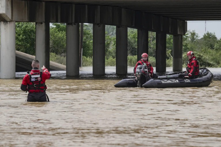 Sở Cứu hỏa Channelview và cảnh sát được triển khai để hỗ trợ sơ tán giữa lũ lụt nghiêm trọng tại Channelview, bang Texas hôm 4-5 - Ảnh: HOUSTON CHRONICLE