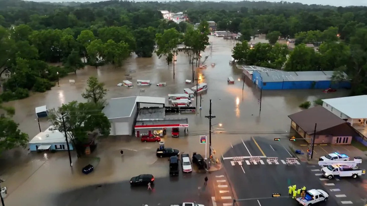 Lũ lụt ở Livingston, bang Texas - Ảnh: CNN