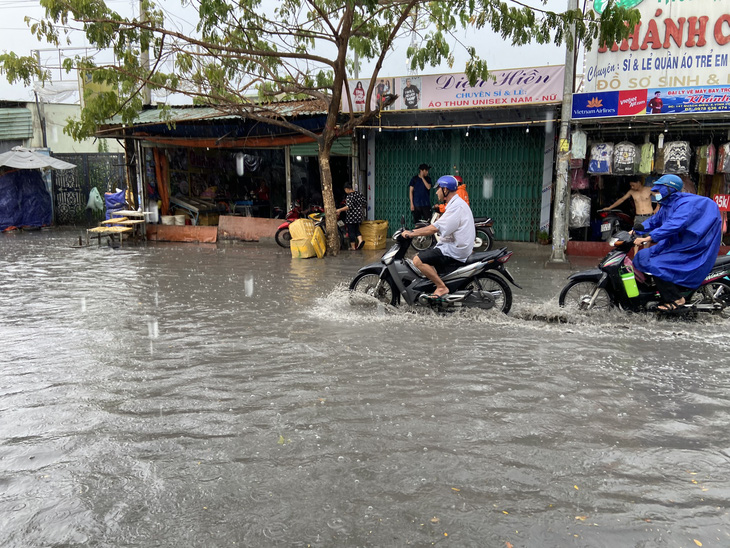 Mới cơn mưa đầu mùa đã có đường ngập, người dân đi lại khó khăn - Ảnh: NGỌC LINH