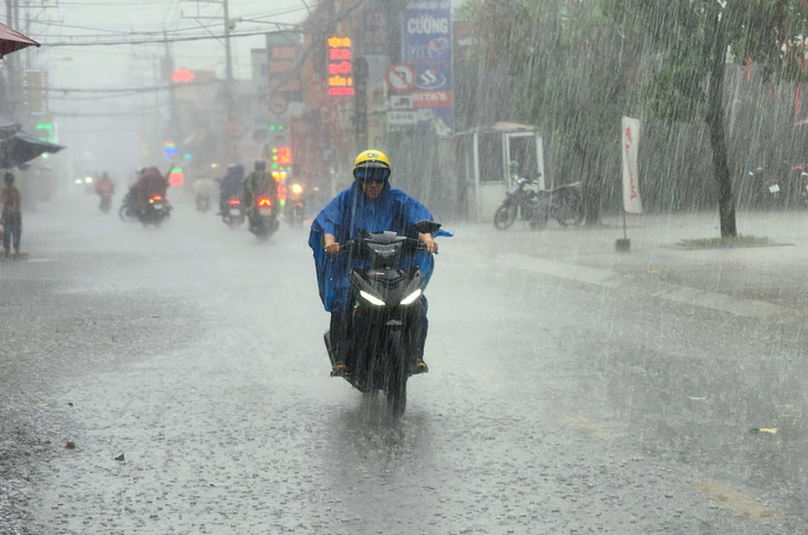 Huyện Bình Chánh chiều nay mưa to - Ảnh: NGỌC KHẢI