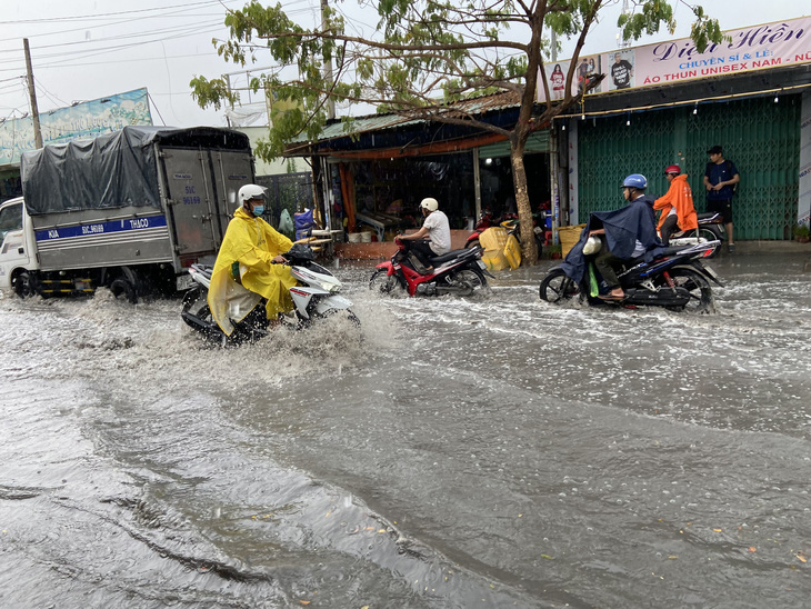 Nước ngập tại đường Quách Điêu, huyện Bình Chánh sau cơn mưa dông chiều nay - Ảnh: NGỌC LINH