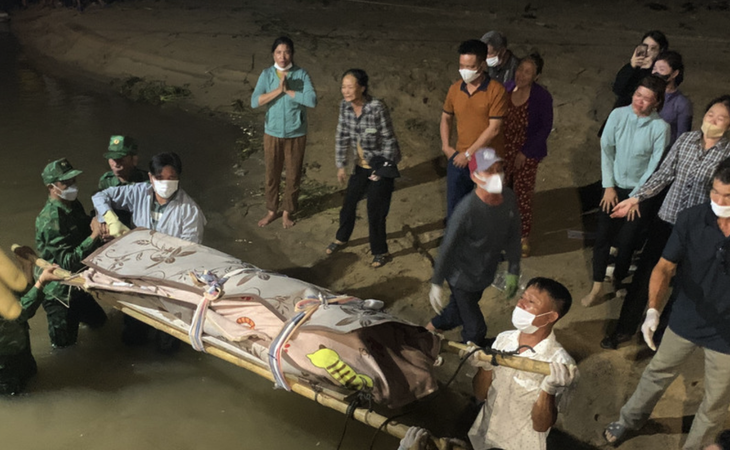 Lực lượng chức năng đưa thi thể hai ngư dân vào bờ bàn giao cho gia đình - Ảnh: HẢI THƯỢNG