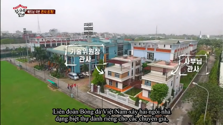 Hai căn biệt thự dành cho chuyên gia, HLV trưởng các đội tuyển Việt Nam (góc phải) ngay cạnh trụ sở Liên đoàn Bóng đá Việt Nam VFF. Đây là nơi ở của HLV Kim Sang Sik - Ảnh: Chụp màn hình