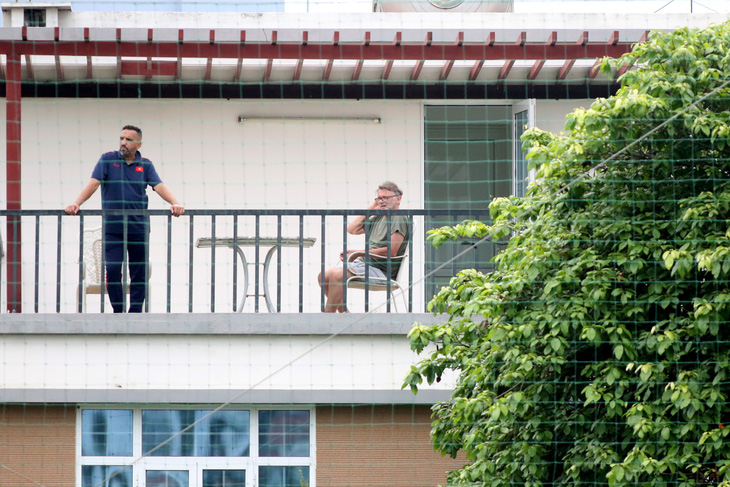 Ông Philippe Troussier và trợ lý Moulay Azzeggouarh từng tận dụng 'view' từ căn biệt thự chuyên gia để quan sát toàn cảnh buổi tập của U23 Việt Nam - Ảnh: HOÀNG TÙNG