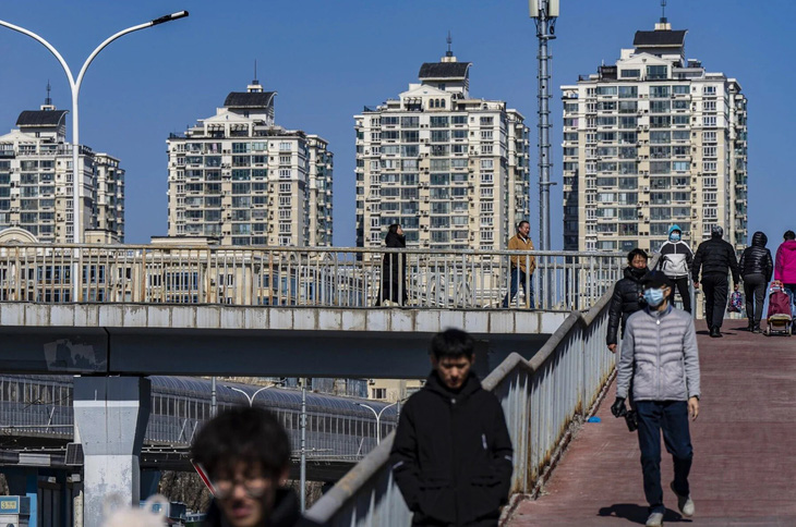 Một cây cầu dành cho người đi bộ gần các tòa nhà dân cư ở Bắc Kinh, ảnh chụp ngày 3-3-2024 - Ảnh: BLOOMBERG 
