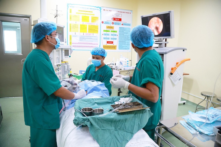 Ê kíp bác sĩ phẫu thuật lấy ấu trùng ra khỏi tai bé H.L.A.T. - Ảnh: Bệnh viện cung cấp
