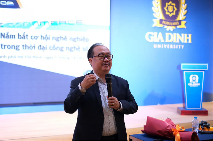 Ông Nguyễn Ngọc Dũng, chủ tịch Hiệp hội Thương mại Điện tử Việt Nam, giao lưu cùng sinh viên GDU - Ảnh: XUÂN TRƯỜNG