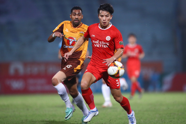 CLB Thể Công - Viettel (áo đỏ) và Hoàng Anh Gia Lai nằm trong số những đội bóng V-League không được cấp phép tham dự giải cấp CLB AFC mùa bóng 2024-2025 - Ảnh: MINH ĐỨC