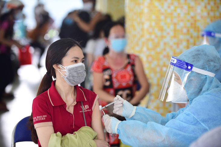 Người dân được tiêm vắc xin ngừa COVID-19 tại quận Gò Vấp - Ảnh: DUYÊN PHAN