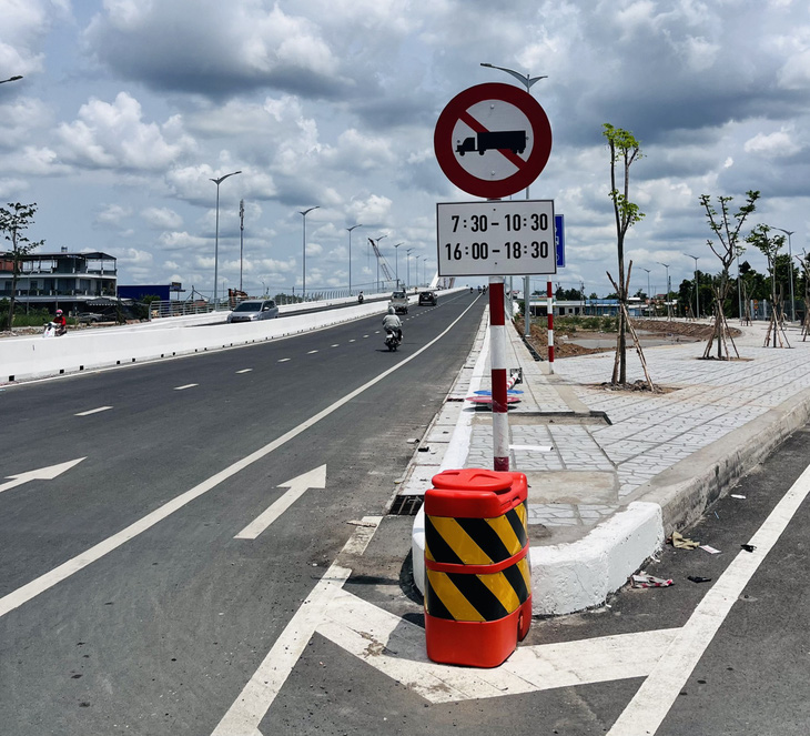 Biển cấm xe qua cầu Trần Hoàng Na đã được thay thế - Ảnh: T.L.