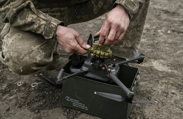 Binh sĩ Ukraine chuẩn bị một drone mang theo lựu đạn cho một đợt tấn công hồi tháng 3-2023 - Ảnh: AFP
