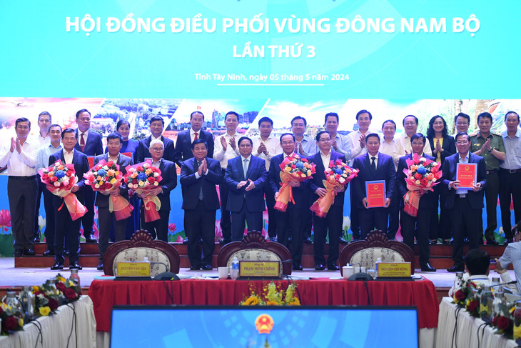 Thủ tướng Phạm Minh Chính cùng đại diện các bộ ngành, tỉnh thành vùng Đông Nam Bộ tham dự hội nghị sáng 5-5 - Ảnh: VIỆT DŨNG