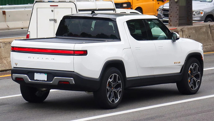 Rivian R1T là mẫu hot tại thị trường xe bán tải - Ảnh: Carscoops