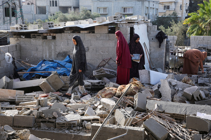Người Palestine tại hiện trường một ngôi nhà bị phá hủy ở Rafah trong cuộc tấn công của Israel hôm 3-5 - Ảnh: REUTERS