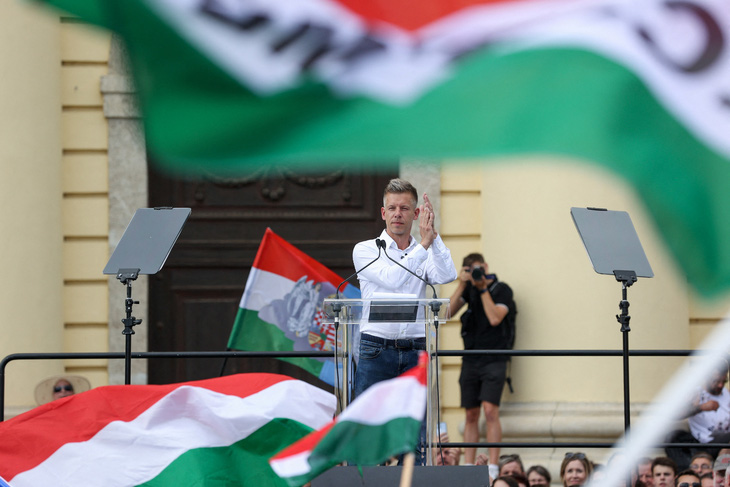 Ông Peter Magyar phát biểu trước đám đông biểu tình ở Debrecen ngày 5-5 - Ảnh: REUTERS