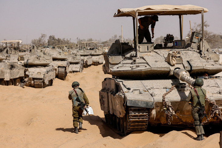 Các phương tiện quân sự của Israel tập kết gần biên giới Israel - Gaza hôm 5-5 - Ảnh: REUTERS