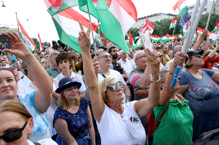 Những người xuống đường biểu tình phản đối Thủ tướng Viktor Orban ở Hungary ngày 5-5 - Ảnh: REUTERS