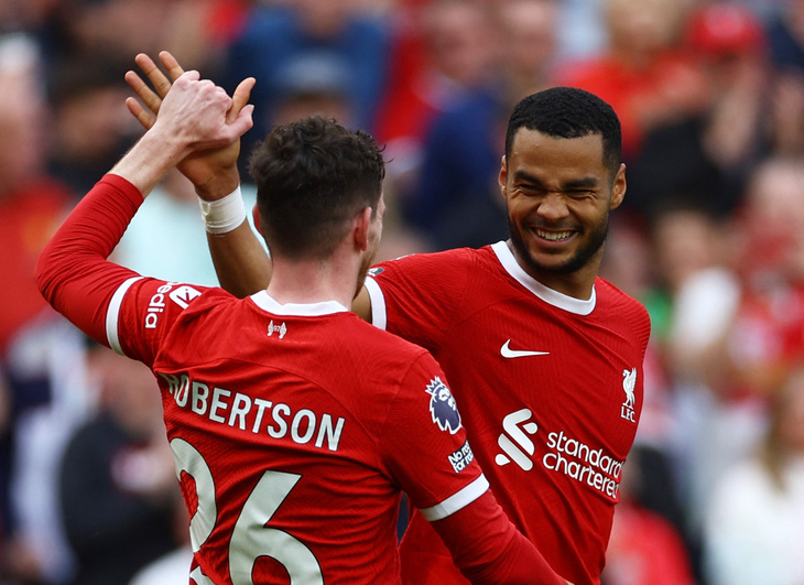Niềm vui của các cầu thủ Liverpool sau khi ghi bàn vào lưới Tottenham - Ảnh: REUTERS