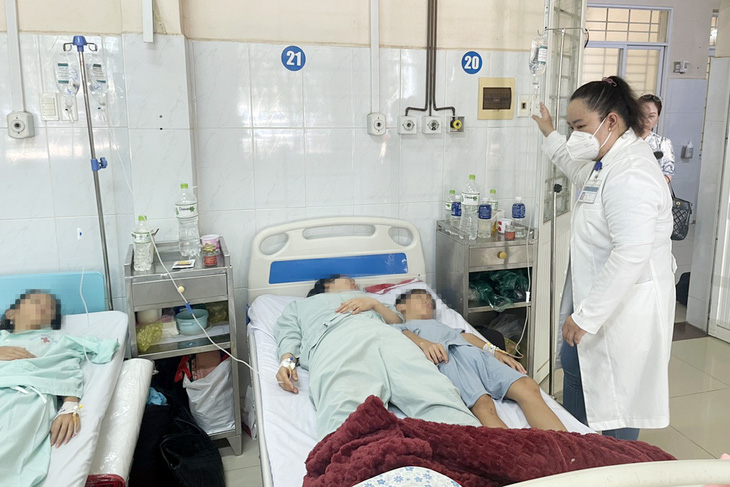Hàng trăm bệnh nhân ngộ độc sau ăn bánh mì phải vào Bệnh viện Đa khoa khu vực Long Khánh, Đồng Nai điều trị, theo dõi - Ảnh: A.B.