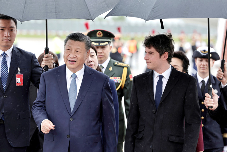 Thủ tướng Pháp Gabriel Attal chào đón Chủ tịch Trung Quốc Tập Cận Bình tại sân bay Orly, phía nam Paris, vào ngày 5-5 - Ảnh: Reuters
