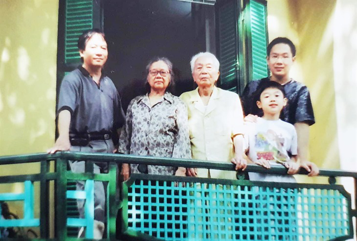 Ông Võ Hồng Nam (ngoài cùng bên trái), chụp ảnh cùng cha mình - cố Đại tướng Võ Nguyên Giáp trên ban công nhà 30 Hoàng Diệu - Ảnh tư liệu