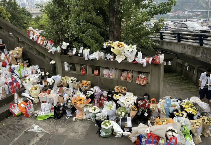 Những bó hoa được người dân Trung Quốc đặt trên cây cầu nơi Mèo Béo tự tử bày tỏ lòng tiếc thương lan truyền trên mạng những ngày qua - Ảnh chụp màn hình